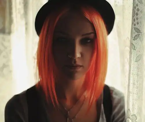 С цветными волосами.