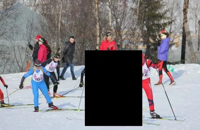 Юная спортсменка начала гонку по биатлону в нижнем белье