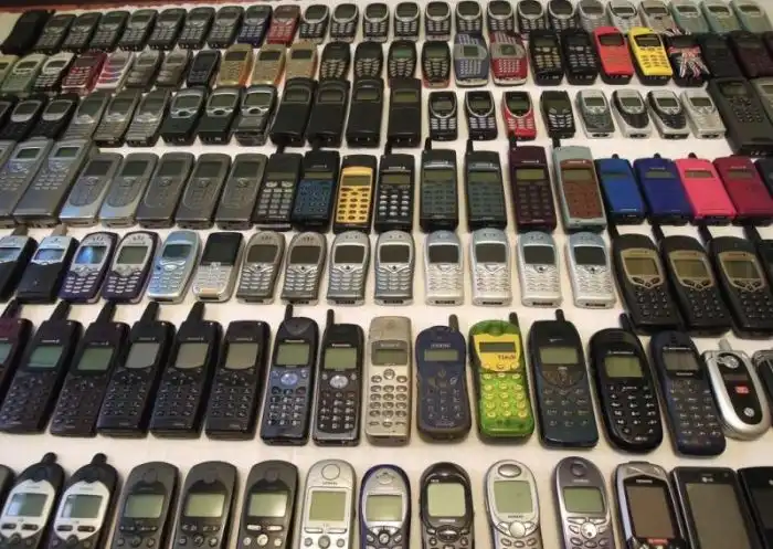 Огромная коллекция классических мобильных телефонов за бесценок