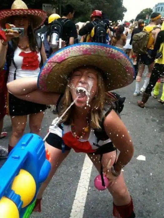 Сексуальные девушки отрываются на вечеринках