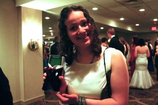 Девушка-ботан пришла на выпускной в компании калькулятора