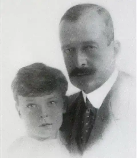 Про нацистов и Российскую монархию в изгнании.