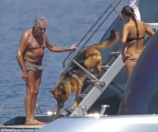 Роберто Кавалли со своей новой подружкой