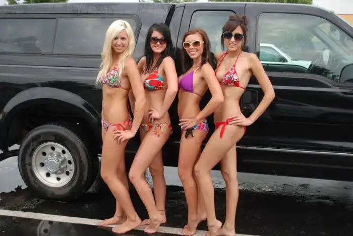 Автомойка и стройные работницы в бикини