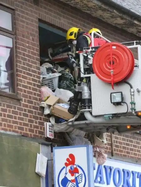 Спасатели откопали старушку в горах ее же мусора