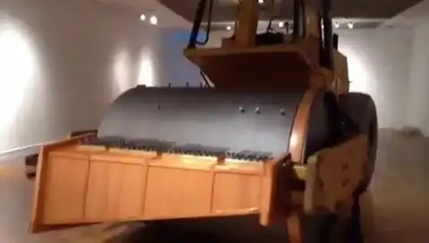 Огромная музыкальная шкатулка