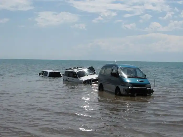 Пьяный водитель думал, что его джип умеет плавать