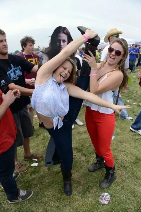 Девушки отрываюстя на музыкальном фестивале