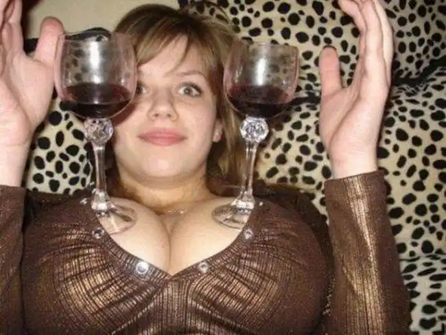 Пьяные девушки делают глупые вещи