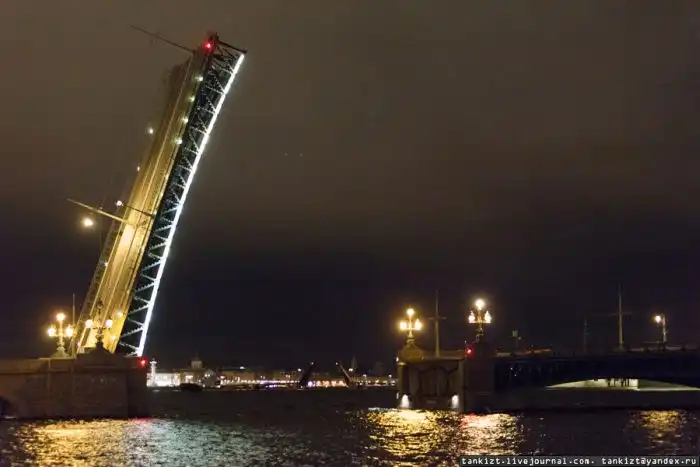 Экстремал забрался на разведенный Троицкий мост