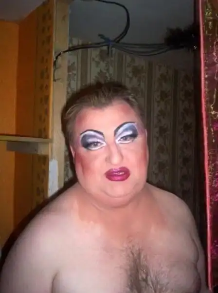 На праздничном банкете у двух влюбленных голубков