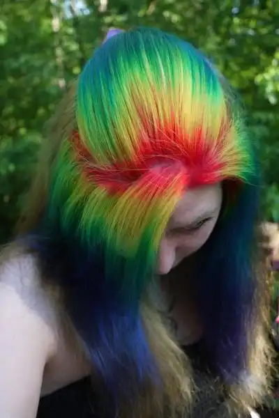 С цветными волосами.