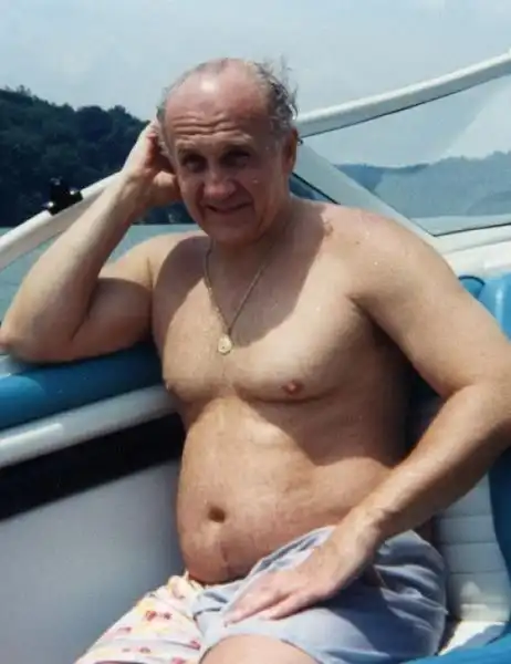 74-летний дедуля на старости лет стал качком