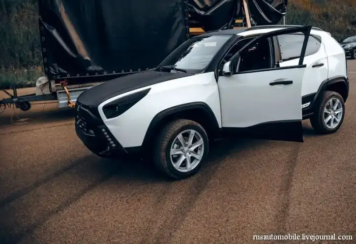 Российский гибрид "Ё-мобиль" был представлен в Санкт-Петербурге