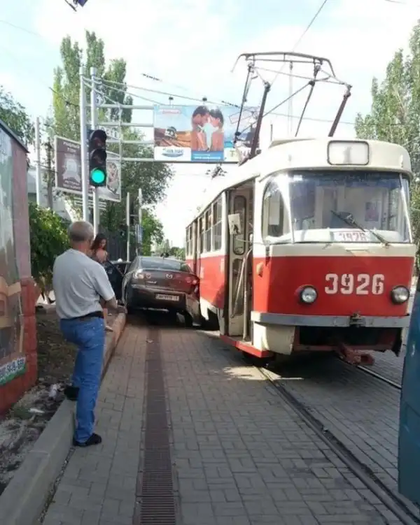 Трамвай раздавил Мазду в Донецке