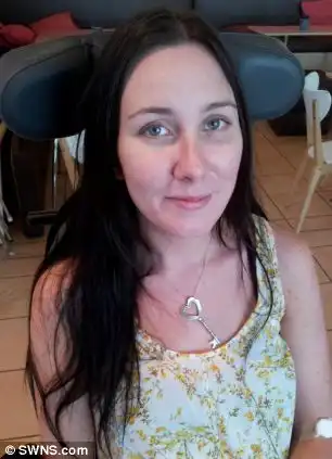 Укус комара приковал девушку к инвалидному креслу