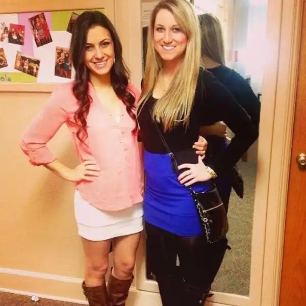 Похоже она совершенно не умеет позировать