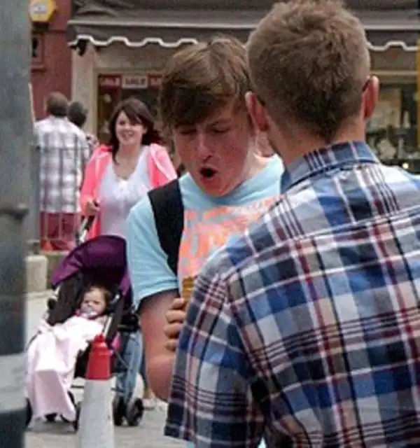 Наглый воришка мороженог