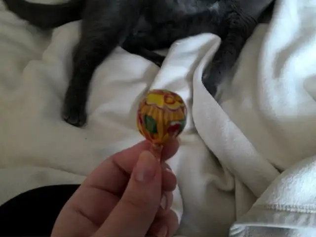 Лучший способ открывать фантики конфет ;)