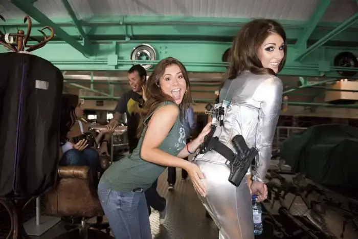 За кулисами съемок эротического календаря "Hot Shots 2014"