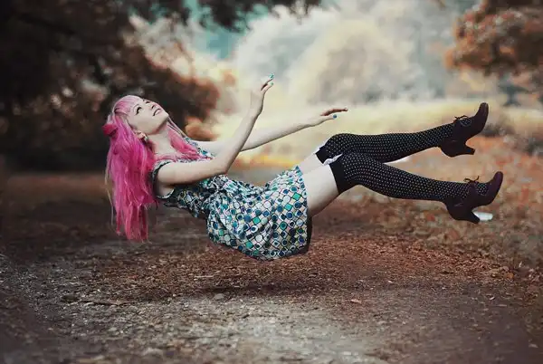 С цветными волосами.