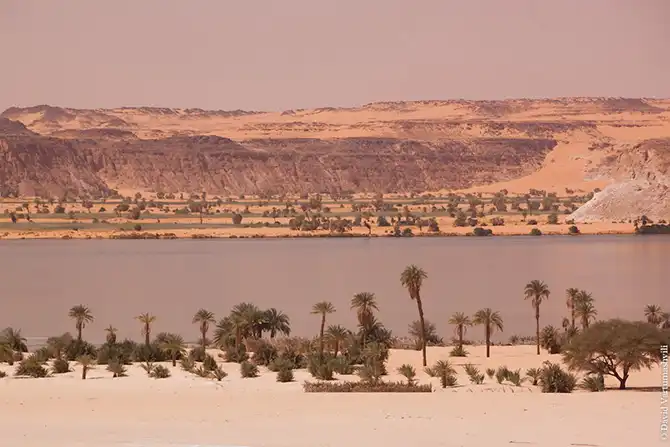 Оазисы в бесконечном море песков Африки