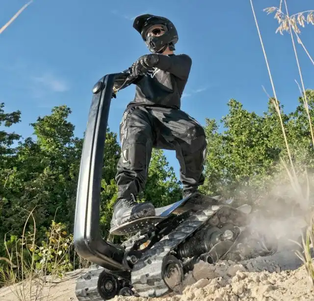 Крутой гусеничный самокат для экстремалов