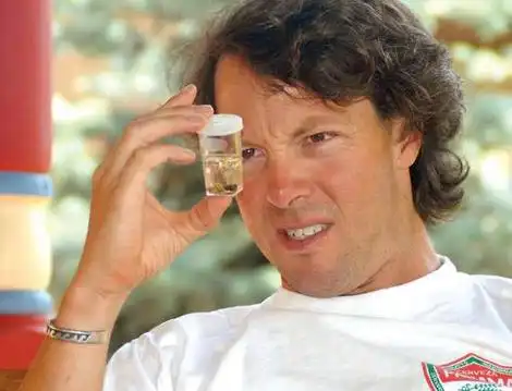 10 людей, внутри которых кто-то жил