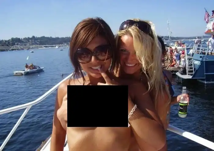 Девушки прикрывают грудь