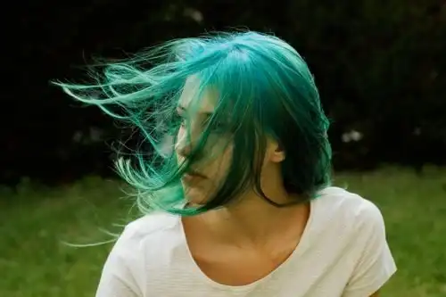 С цветными волосами.