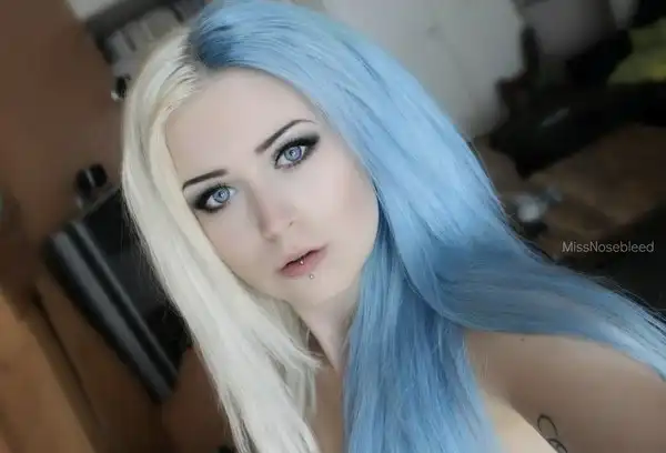 С цветными волосами.