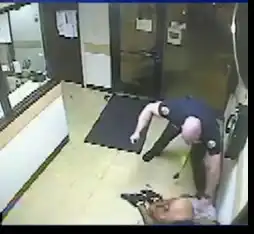 Негр в полицейском участке. США.