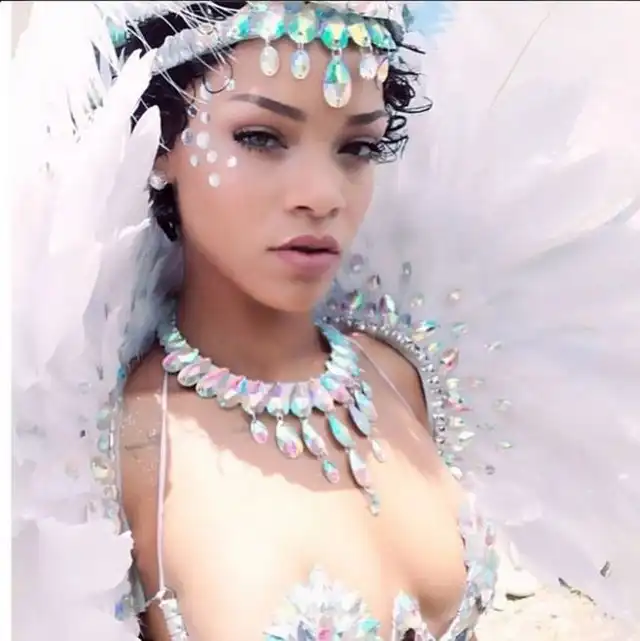 Рианна в сексуальном наряде