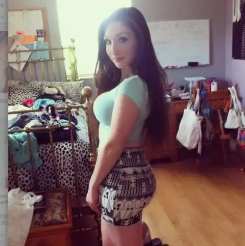 Сексуальные девушки в обтягивающих платьях