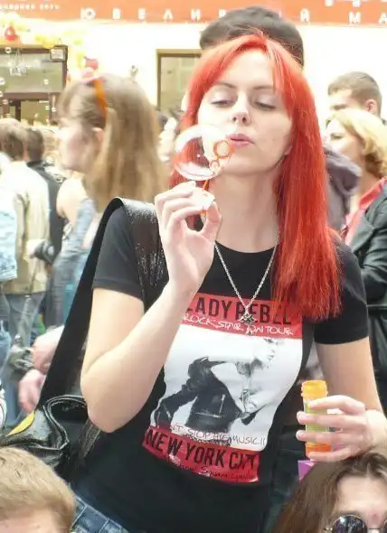 С цветными волосами.