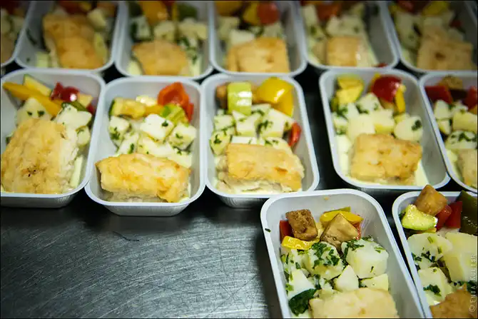 Как готовят самолетную еду