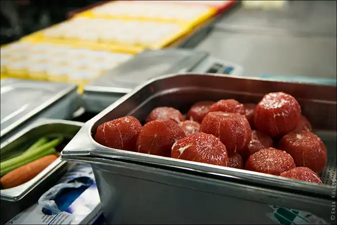 Как готовят самолетную еду