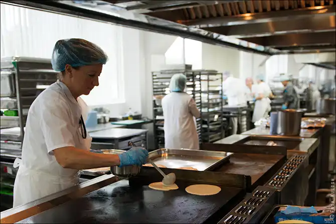 Как готовят самолетную еду