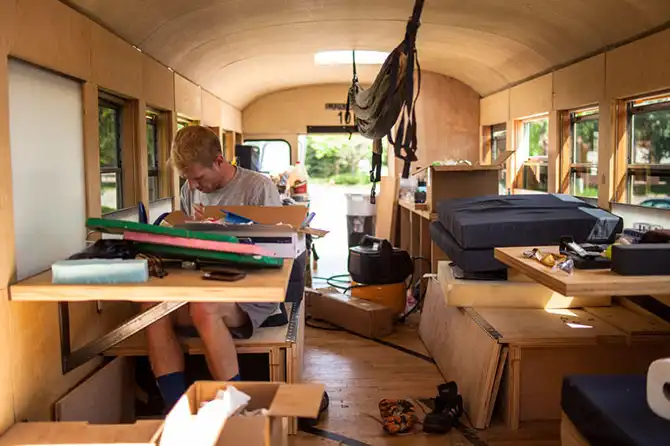 Дом на колесах из школьного автобуса