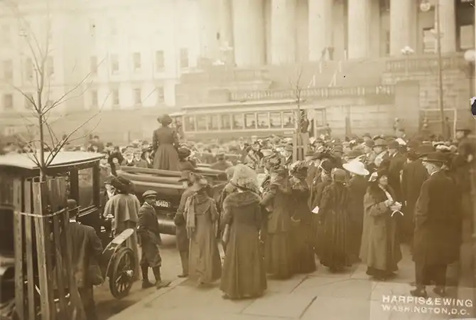 Женщины уходят с кухонь