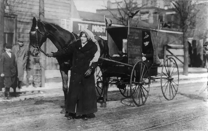 Женщины уходят с кухонь