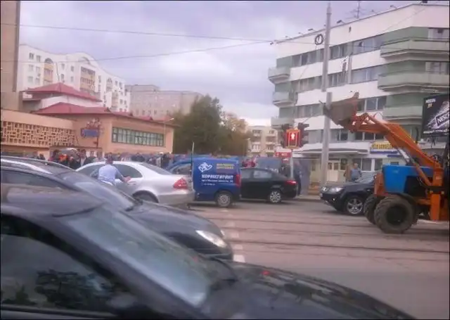 Глупая девушка за рулем Мерседеса