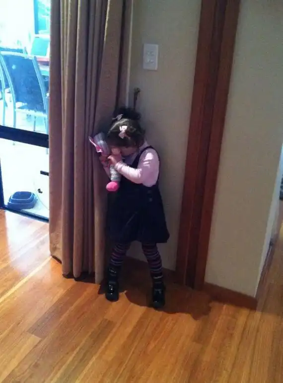 Дети играют в прятки