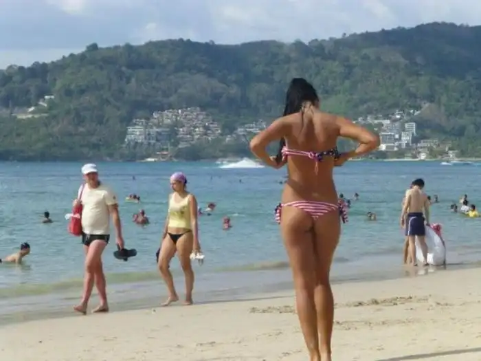 Соблазнительные попки стройных девушек