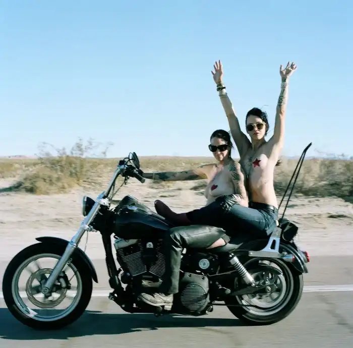 Девушки и кастомбайки