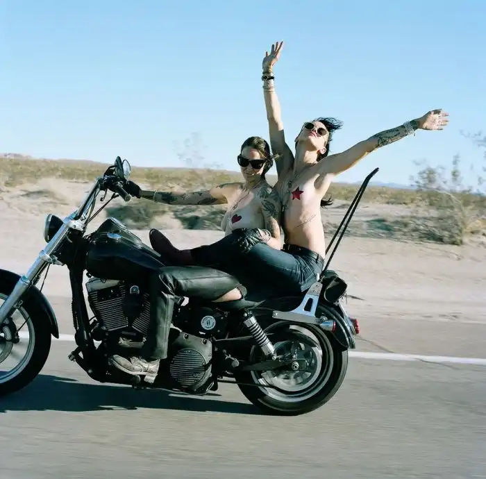 Девушки и кастомбайки