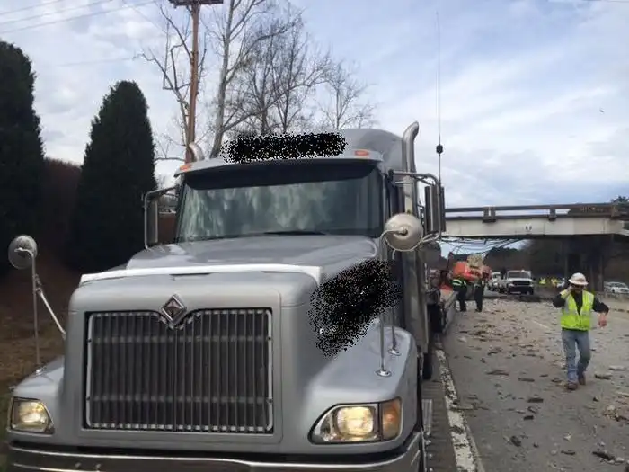 Дальнобойщик чуть не снес мост