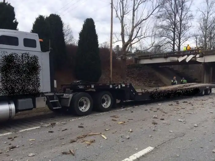 Дальнобойщик чуть не снес мост
