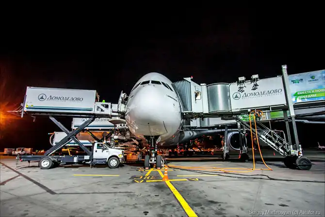 Как обслуживают самый большой пассажирский самолет в Домодедово