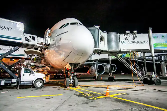 Как обслуживают самый большой пассажирский самолет в Домодедово